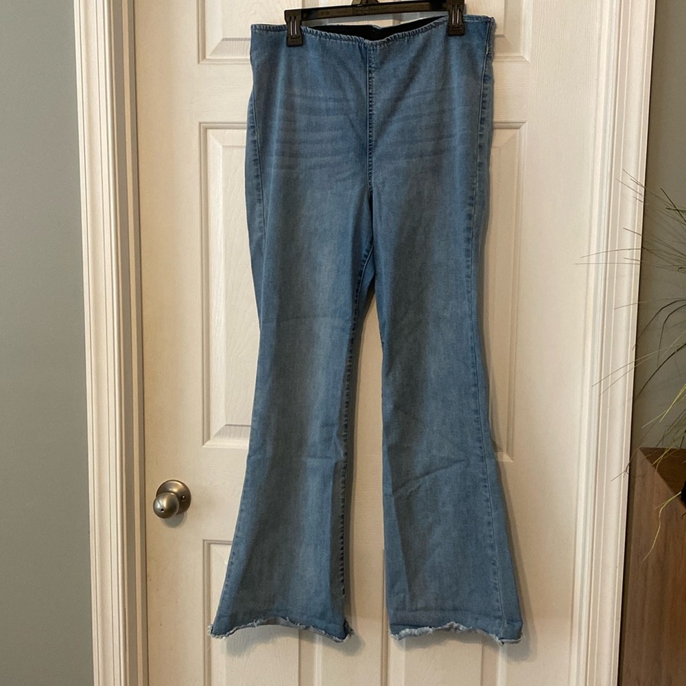 Knox Rose flare leg pull on jeans light wash size 14